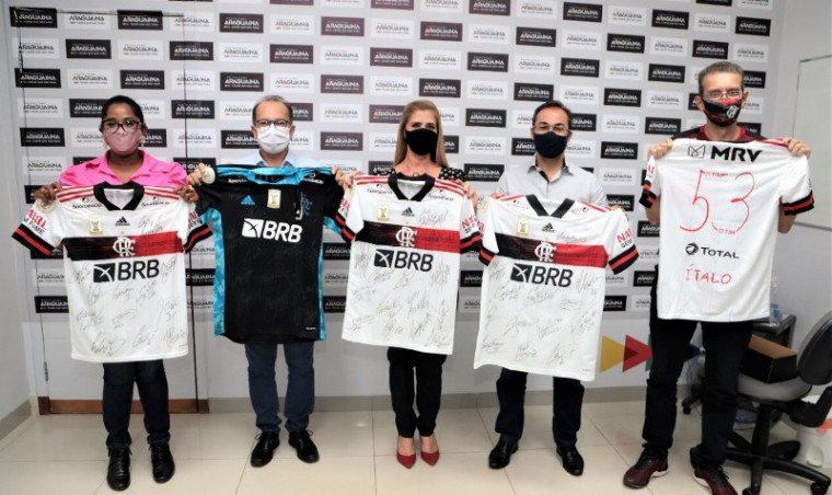 Foram entregues cinco camisas para Araguaína