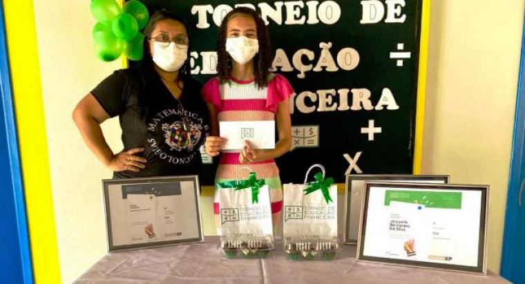 Aluna Ana Beatriz e a professora Fernanda Fonseca da Escola Major Juvenal