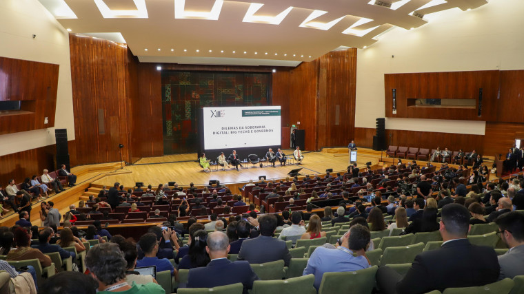 Evento reuniu gestores e especialistas para dialogar sobre direito, democracia e sustentabilidade na era inteligente.