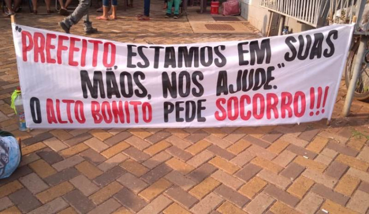 Faixa pedindo ajuda de Dimas