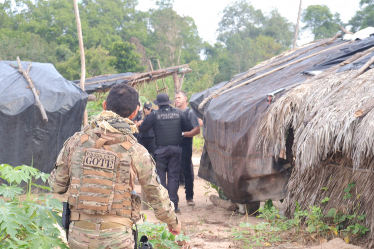 Foram cumpridos mandados de busca e apreensão no contexto de conflito de terras
