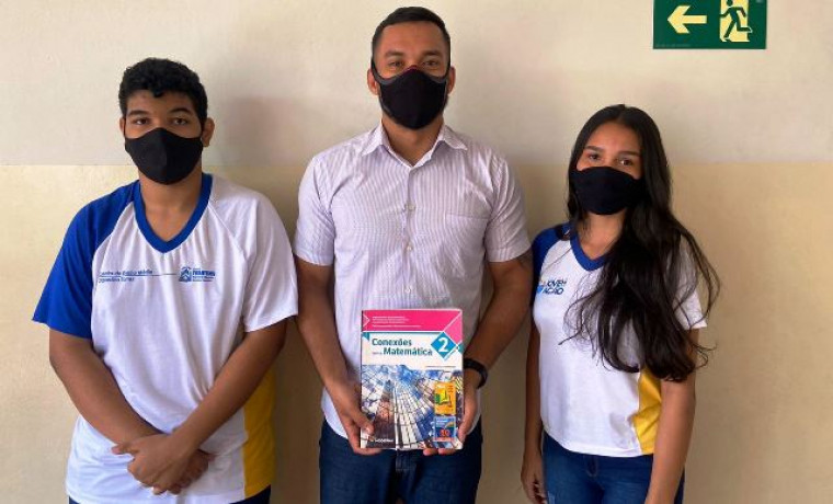 Aluno Gabriel, professor Thiago Lima e aluna Adriele, do CEM Oquerlina Torres