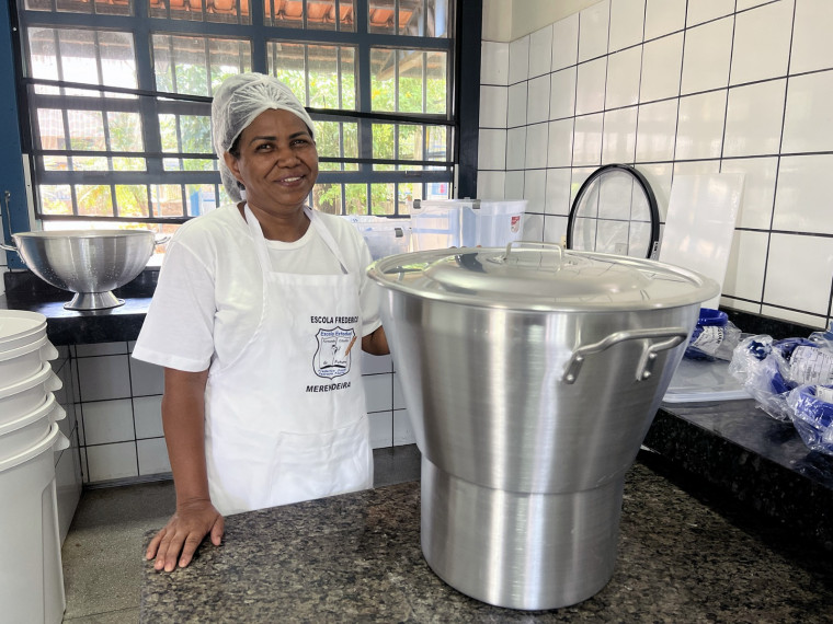 A manipuladora de alimentos da Escola Estadual Frederico José Pedreira Neto, de Palmas, Cássia Reis de Sousa, está feliz com novos utensílios de trabalho