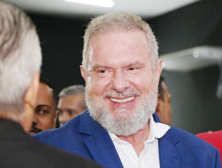 Mauro Carlesse é candidato ao Senado pelo partido Agir