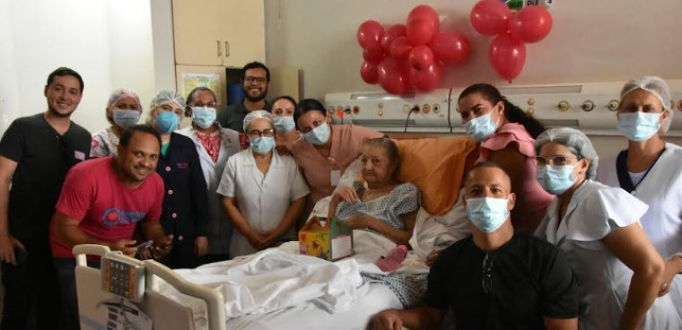 Equipe do HGP organizou o aniversário surpresa para a idosa.