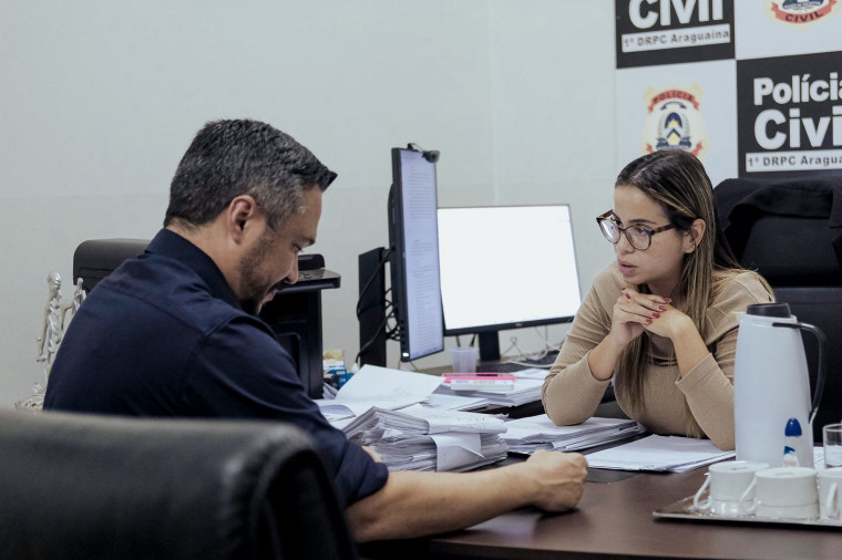 Presidente da Câmara com a delegada Regional da Polícia Civil, Ana Maria Varjal