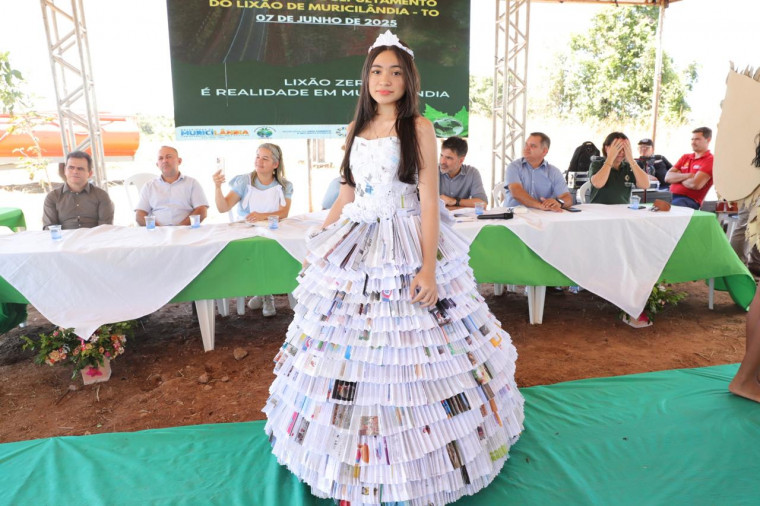Desfile de moda com material reciclado no Sepultamento do Lixão