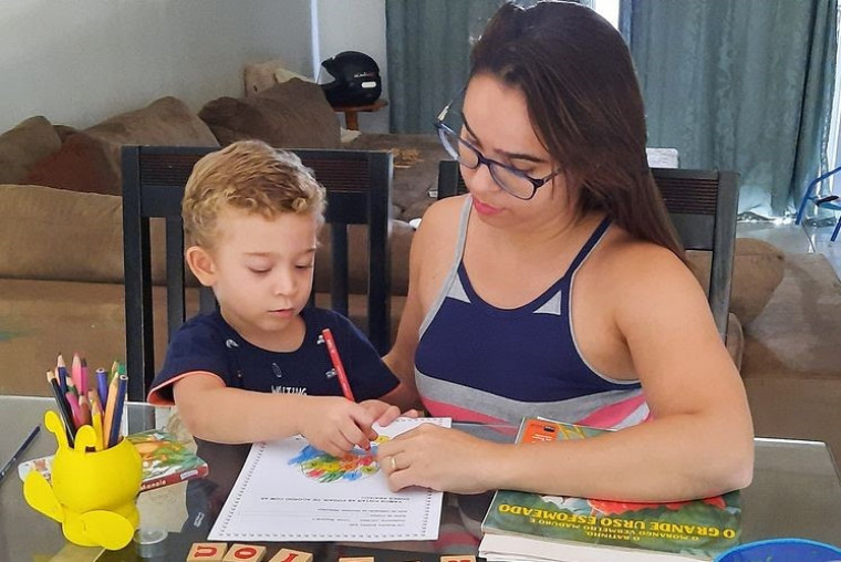 Suellem Gonçalves e o filho Henrique, de 3 anos