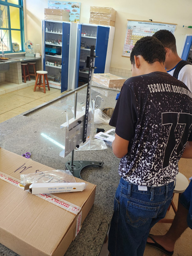 Alunos do ensino médio conheceram os kits enviados pela Seduc