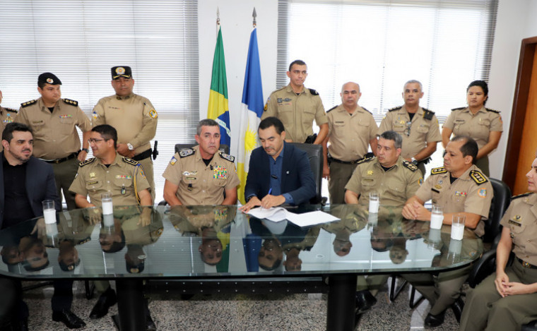 Assinatura do edital do concurso da PMTO