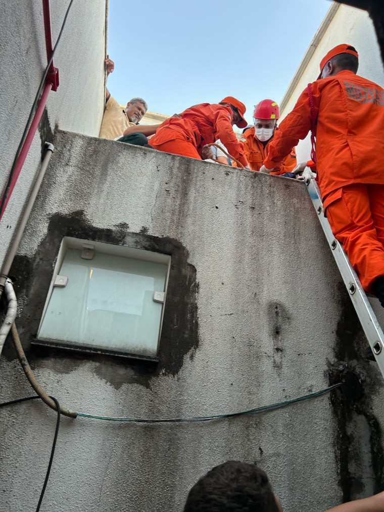 Corpo de Bombeiros durante o momento do resgate