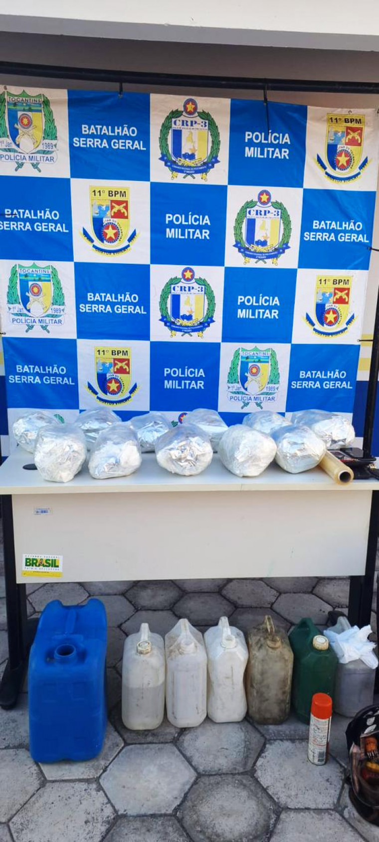 Material apreendido no veículo dos suspeitos
