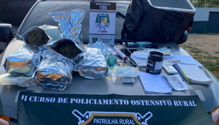 Drogas, balanças de precisão e anotações sobre a movimentação do tráfico foram encontrados com o suspeito