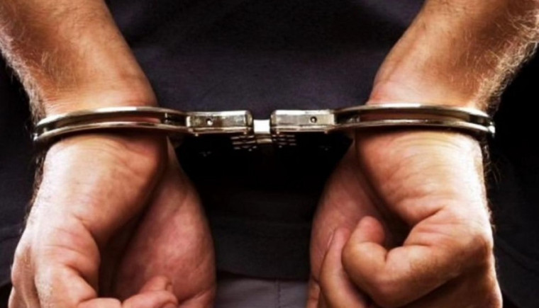 Havia um mandado de prisão em aberto contra o suspeito