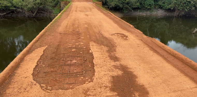 Caminhões não podem passar pela ponte por causa dos problemas estruturais