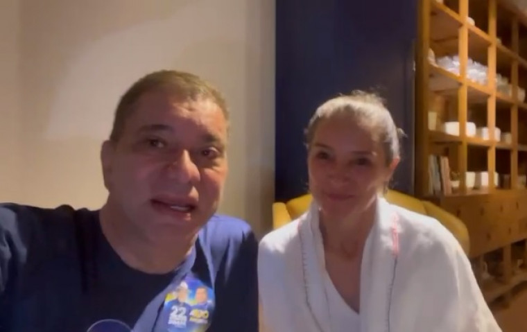 Amastha ao lado da esposa, Glô, agradecendo os votos que recebeu.