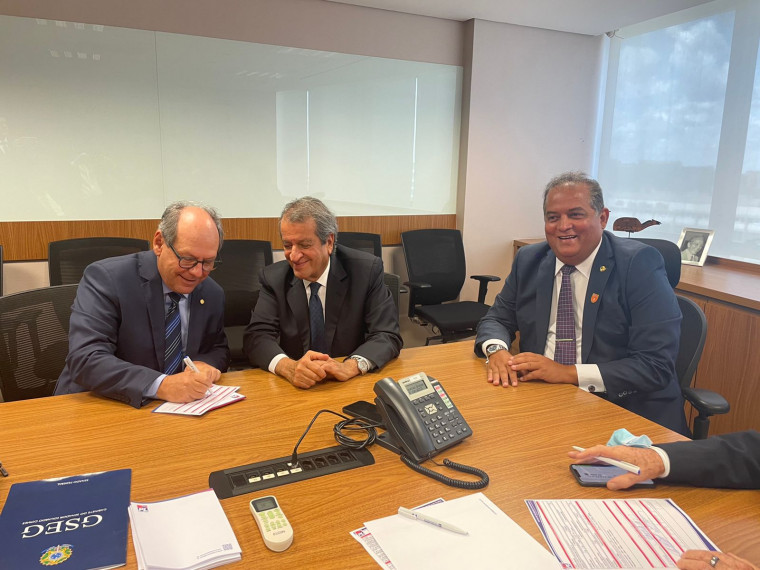 Dimas assina ficha de filiação ao Partido Liberal