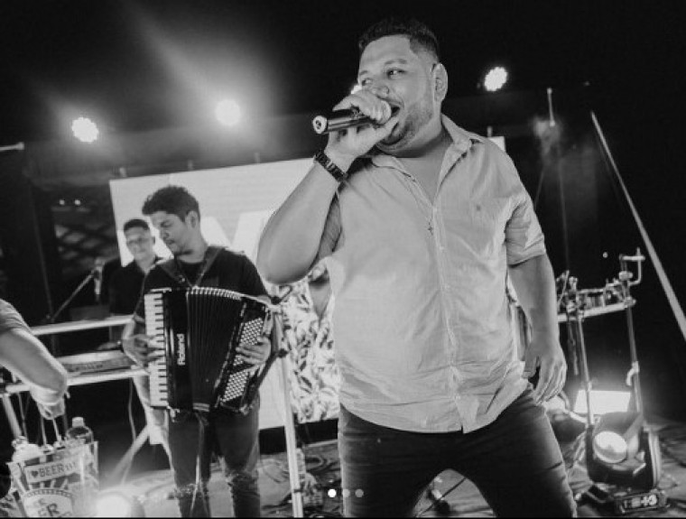 Ele cantava na banda de forró Skema Moral