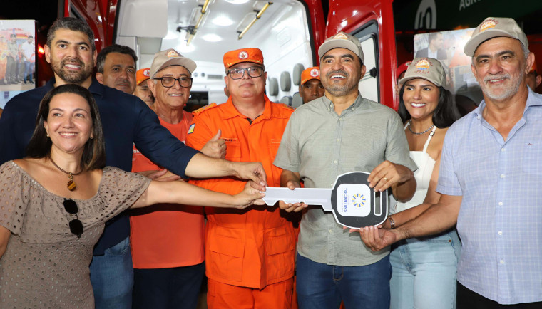 Entrega simbólica de viaturas de resgate ao Corpo de Bombeiros