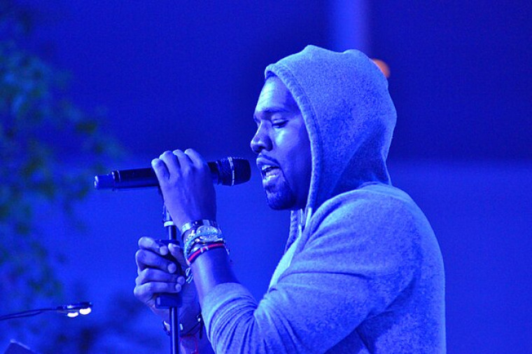 Kanye West causa polêmica com venda de camisetas com suástica e desativação de conta no X