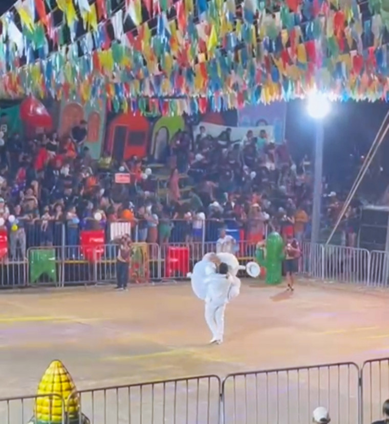 Momento que a arquibancada caiu