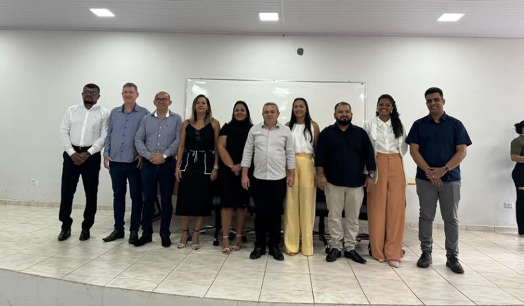 Prefeito com equipe de secretários