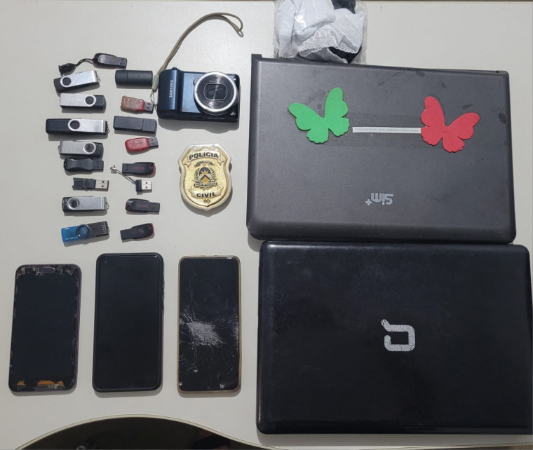Foram apreendidos equipamentos onde possivelmente ele estaria armazenando imagens de nudez e pornografia