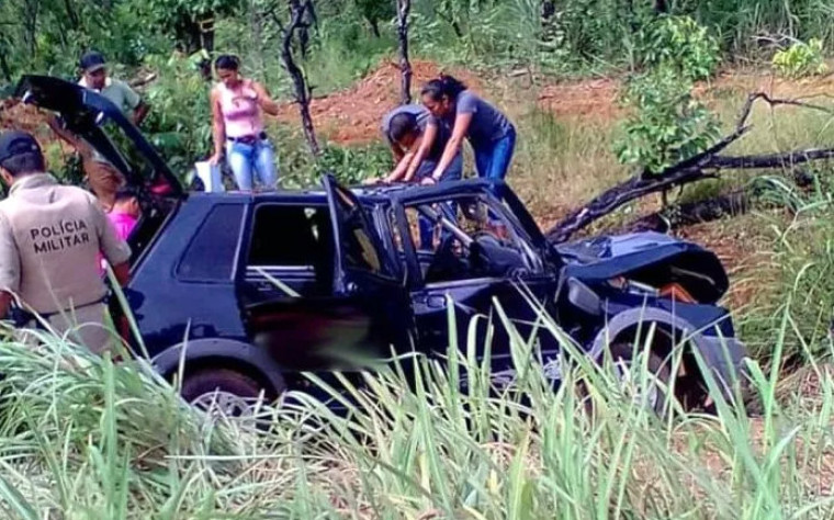 O condutor do veículo perdeu o contro saiu da pista e bateu em uma árvore