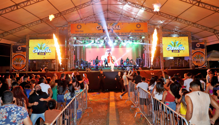 Carnaval está sendo realizado na Praça dos Girassóis.