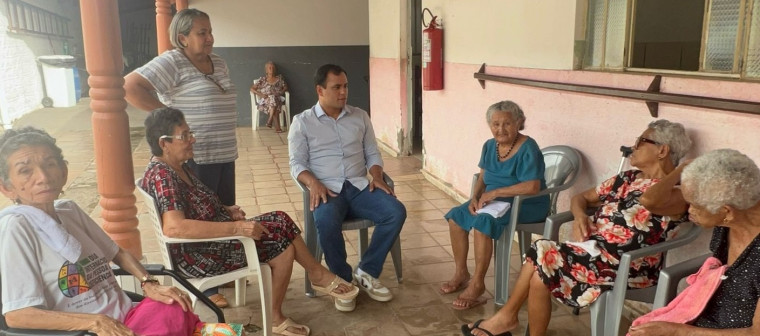 Vereador Lucas Campelo conversando com os idosos da Casa.
