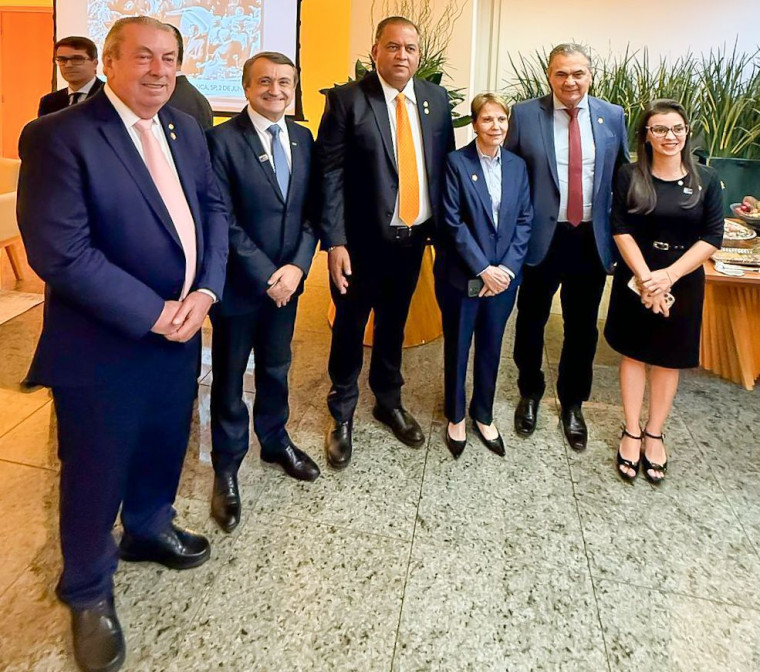 Autoridades políticas e empresários participaram do evento.