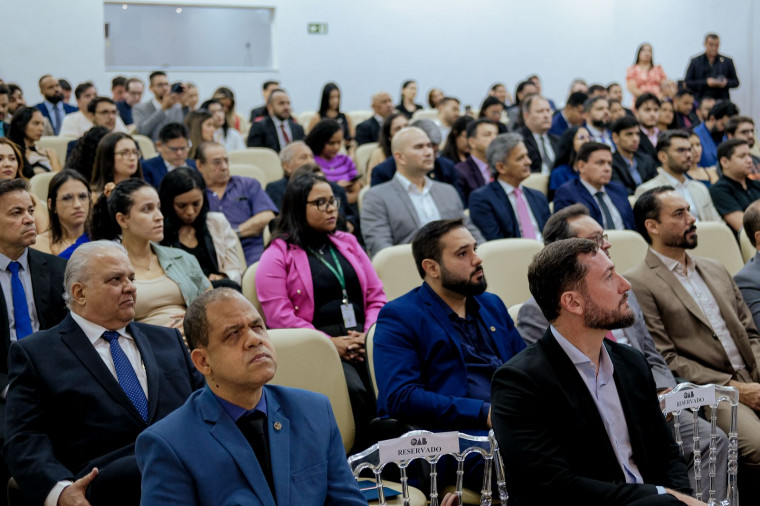 Público presente na solenidade de posse.