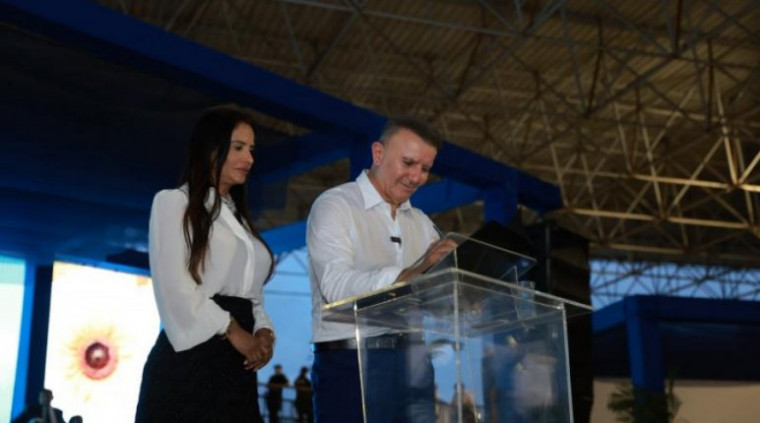 Prefeito Eduardo Siqueira assinando os atos de nomeação do secretariado