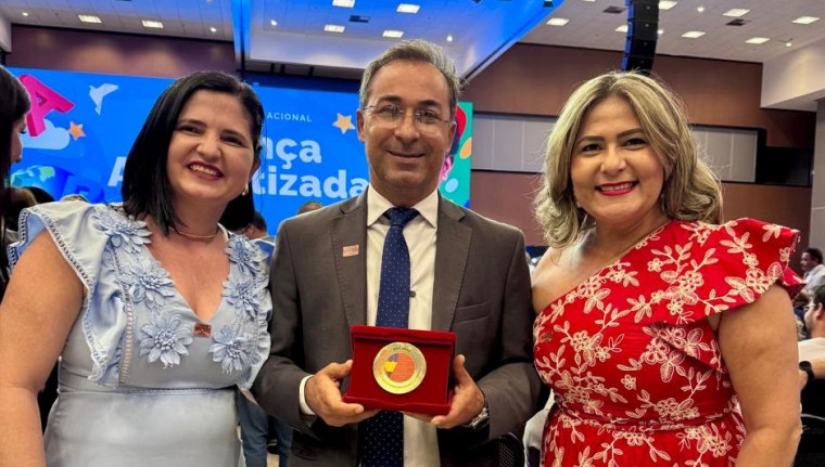 Prefeito Wagner Rodrigues com a premiação.