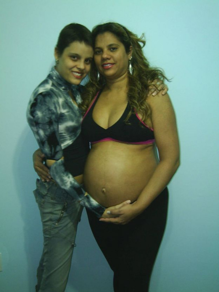 Jovem com a mãe que engravidou para tentar salvar a vida da filha