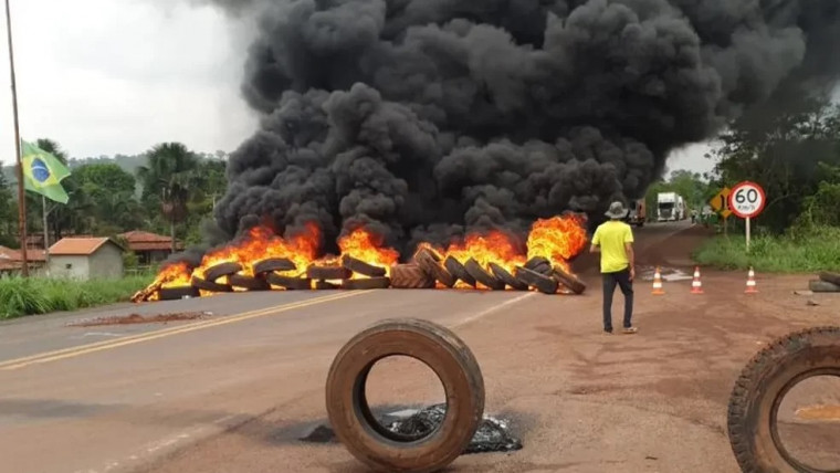 Bloqueio na cidade de Wanderlândia