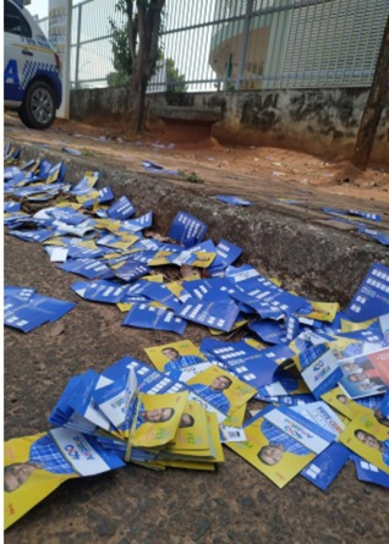 Santinhos derramados próximo aos locais de votação.
