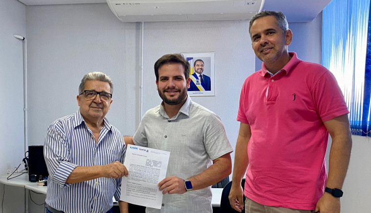 Prefeito de Muricilândia, João Victor Borges Pereira recebe Termo na sede da Adapec.
