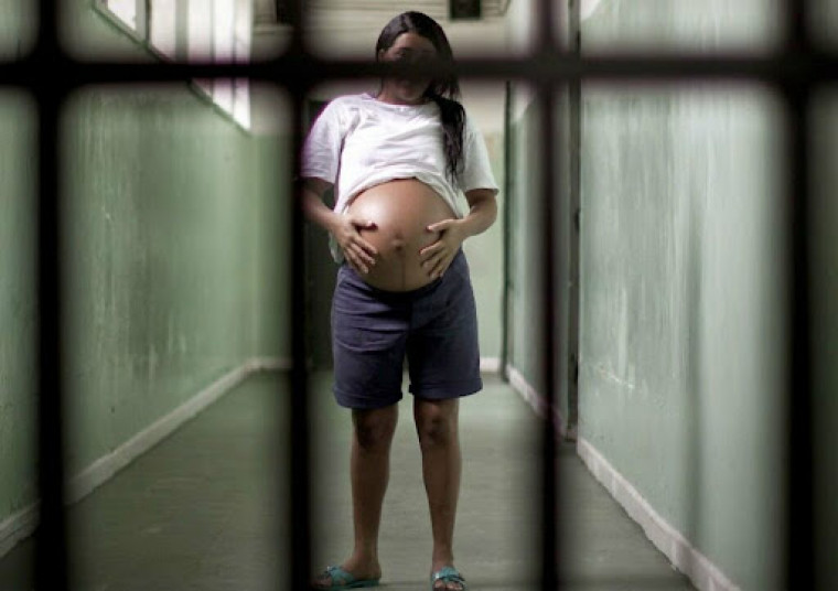 Mulheres grávidas e mães de menores de 12 anos têm direito à prisão domiciliar