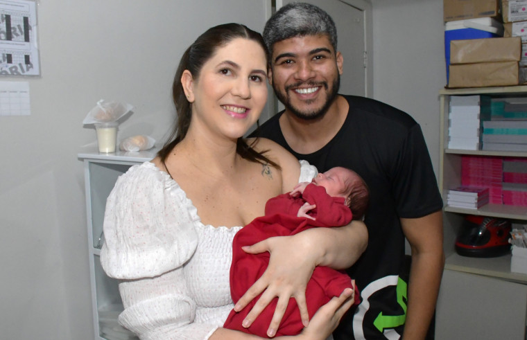 Taysa Moura e Lucas Oliveira levaram o bebê Murilo Moura para vacinar com a BCG