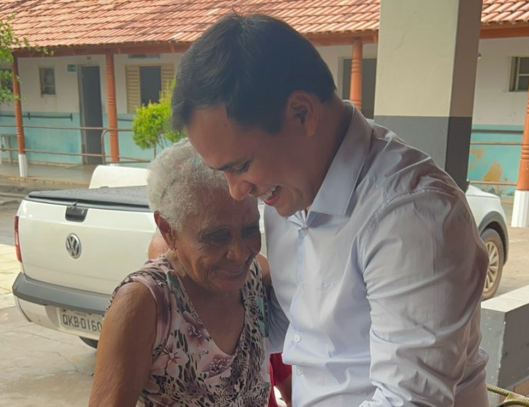 Momento de afeto com uma idosa da unidade.
