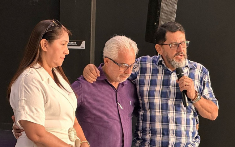Pr. Gerson Borges e a Missionária Marizete Beckma tomam posse no conselho.