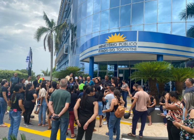 Manifestantes em frente à sede do Ministério Público, em Palmas