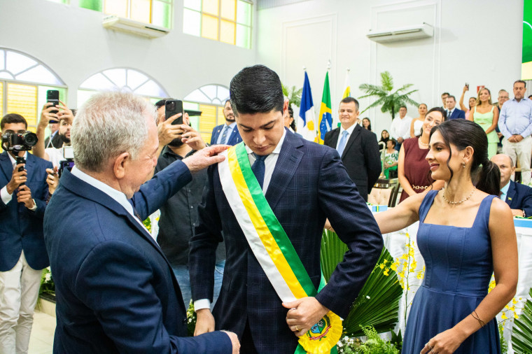 Reeleito Celso Morais recebendo a faixa de prefeito.