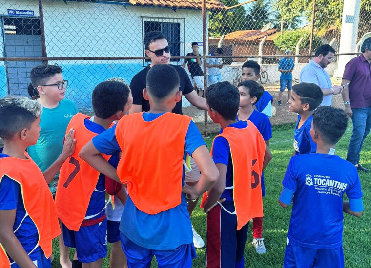 Alunos trocaram experiências com o jogador que tem passagens pelo Atlético-GO, Ponte Preta, entre outros clubes.
