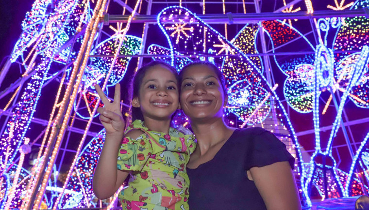 Lucindra de Jesus, acompanhada de sua filha, Isabelle Lucy, visitaram as atrações disponíveis no Natal de Luz