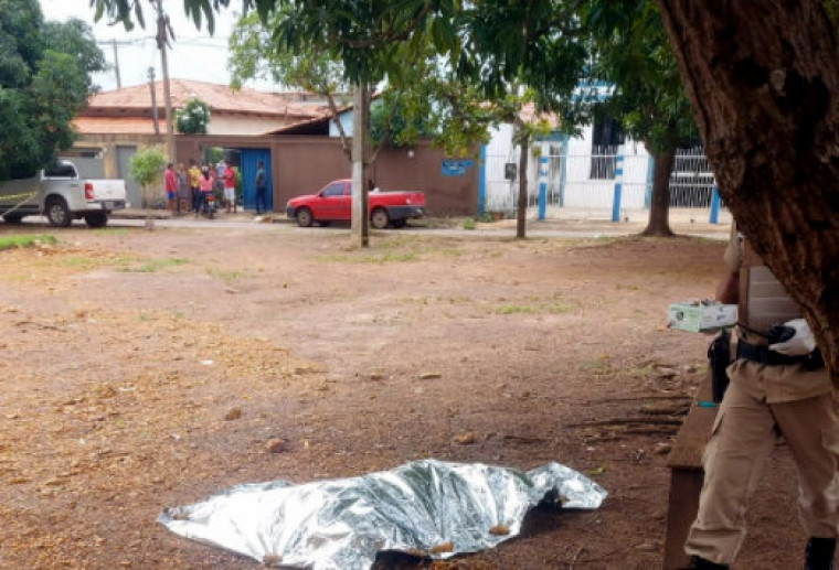 O suspeito teria ordenado que a jovem ficasse de joelhos antes de executar os disparos