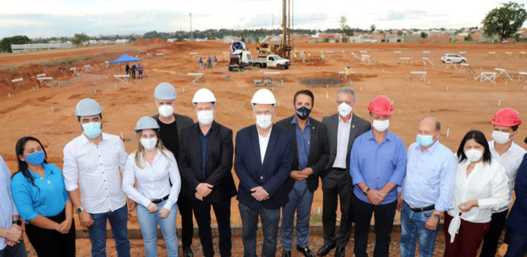 Governador com sua comitiva nas obras do HGA