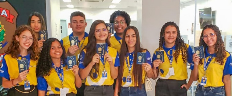 Jovens que viajam para participar do intercâmbio.