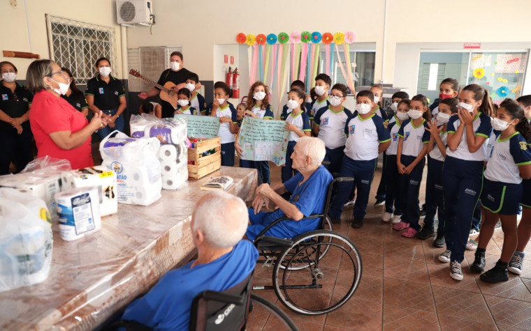 Estudantes da escola municipal visitando a Casa do Idoso.